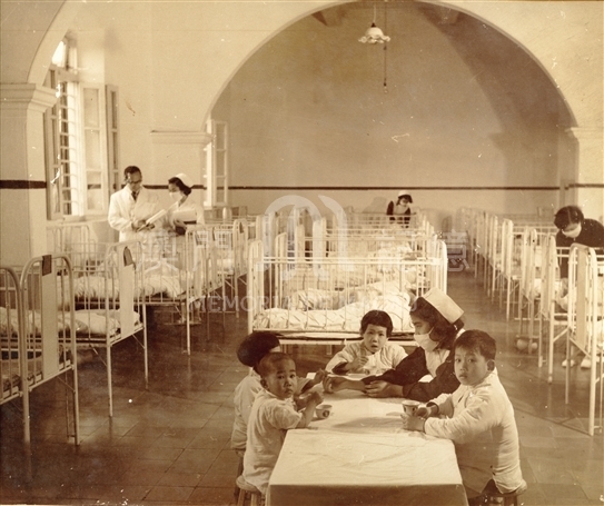 镜湖医院三等儿科病房（1950年代）